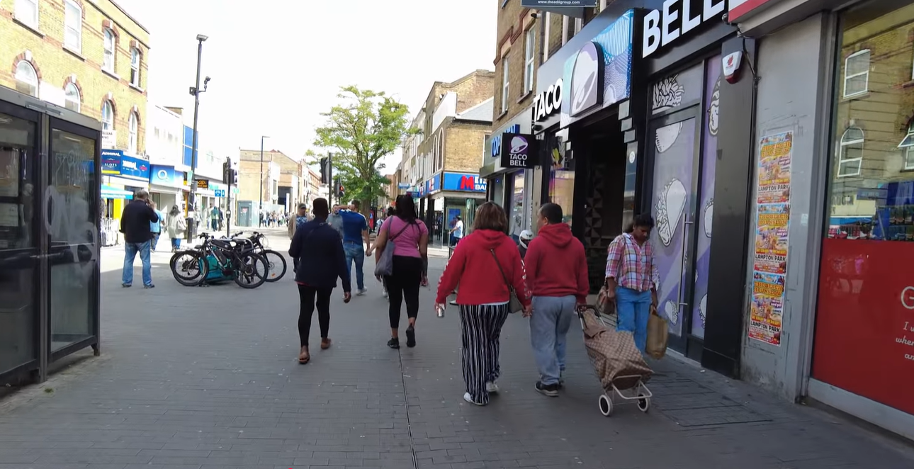 Hounslow High Street - Alışveriş Sokağına 600 metre